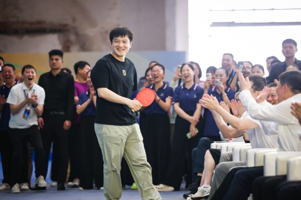 股查查 社区“民星”挑战奥运 “明星”，樊振东现身上海草根乒乓球赛