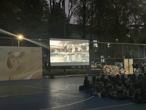顺配宝 金熊猫光影聚焦进校园，西南交大新生共赏《顺子加油》